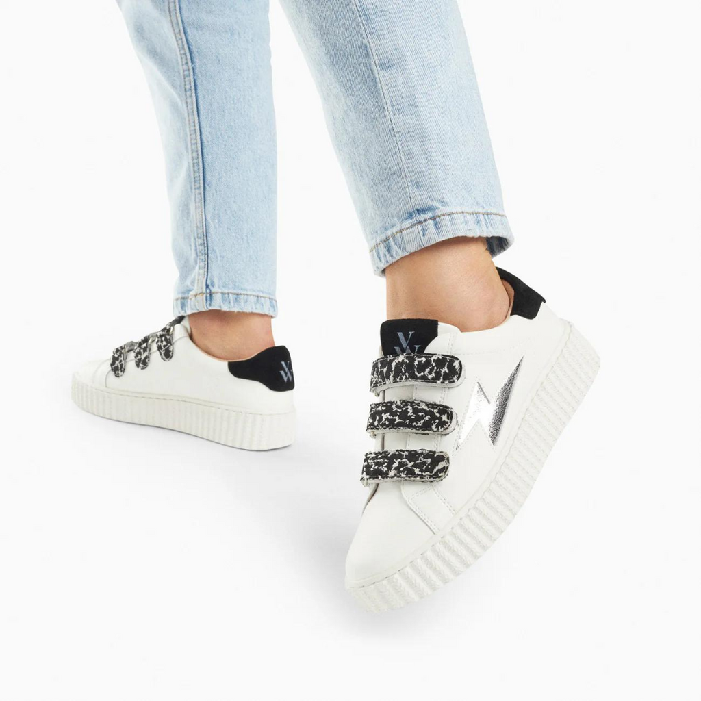 Baskets éclair Lyanna blanc et argent à scratchs léopard noirs