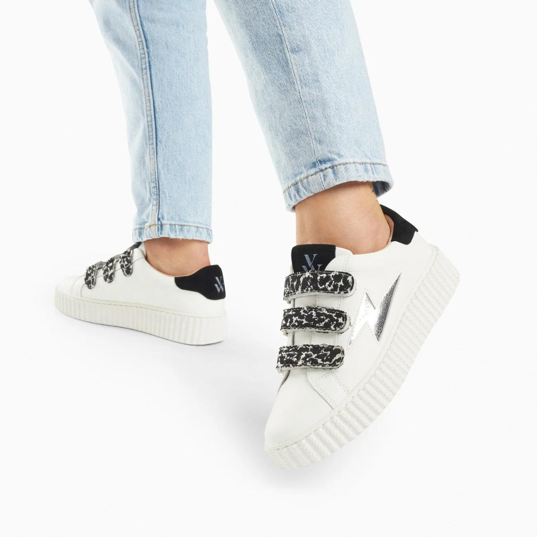 Baskets éclair Lyanna blanc et argent à scratchs léopard noirs